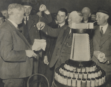 300300 Afbeelding van het keuren van een monster havermout tijdens de wekelijkse graanbeurs in de Handelsbeurs ...